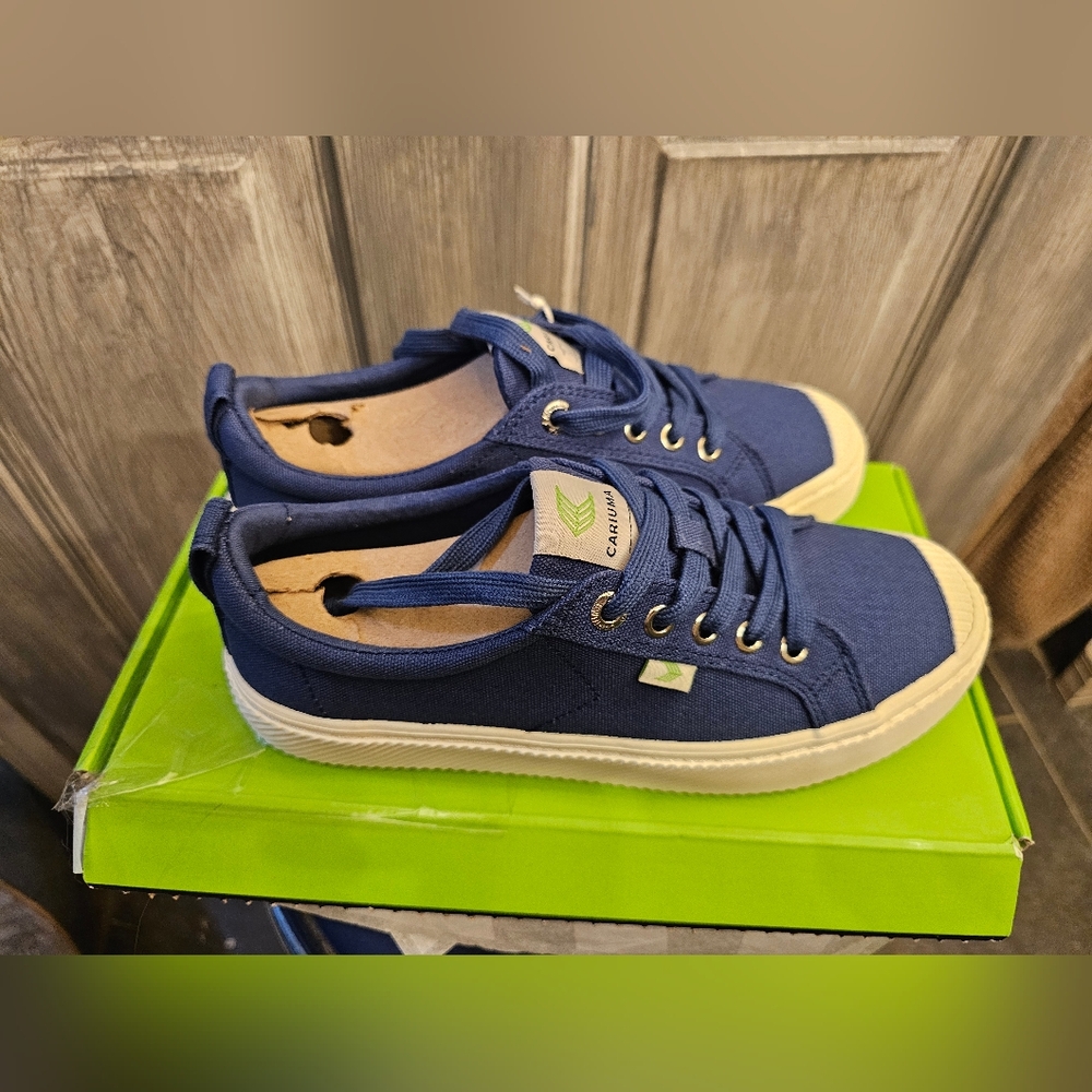 Cariuma Size 7 Blue Sneakers